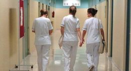 Mujer y con una edad media de 47 años: así es el perfil de las 168.000 técnicos en cuidados auxiliares de enfermería que trabajan en España