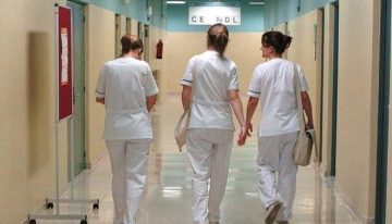 Mujer y con una edad media de 47 años: así es el perfil de las 168.000 técnicos en cuidados auxiliares de enfermería que trabajan en España