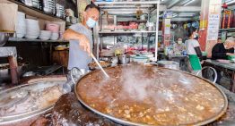 En Tailandia hay un caldo que lleva 52 años cocinándose. Solo hace falta algo: tres generaciones trabajando de sol a sol