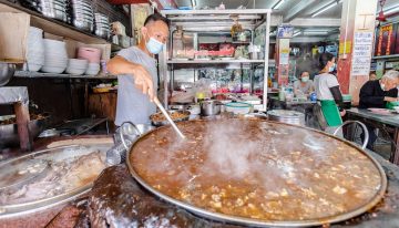 En Tailandia hay un caldo que lleva 52 años cocinándose. Solo hace falta algo: tres generaciones trabajando de sol a sol