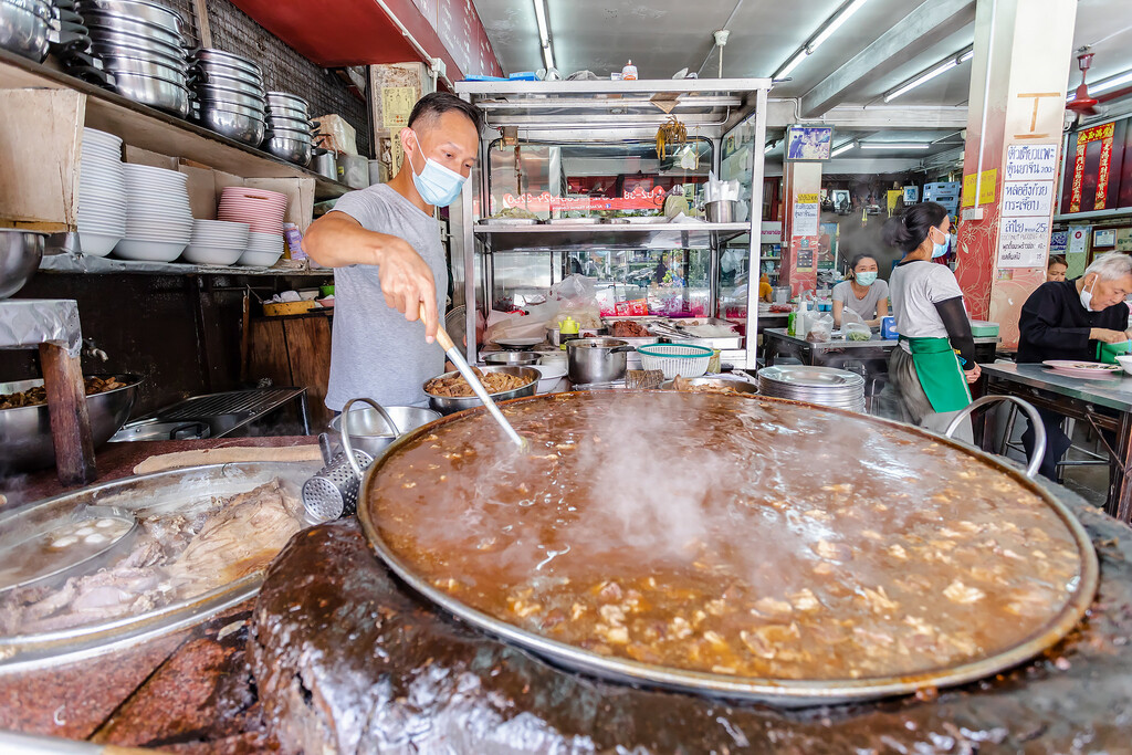 En Tailandia hay un caldo que lleva 52 años cocinándose. Solo hace falta algo: tres generaciones trabajando de sol a sol 
