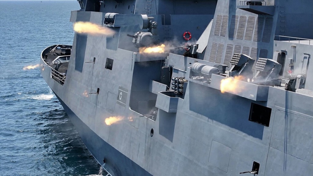 La nueva fragata de Corea del Norte parecía un barco del siglo XXI. Hasta que miras los laterales y descubres su solución contra los drones 