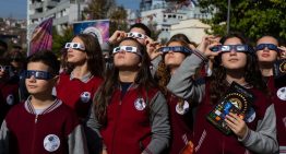 Encontrar unas gafas homologadas para ver el eclipse es más complejo de lo que parece: aquí tienes una guía