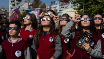 Encontrar unas gafas homologadas para ver el eclipse es más complejo de lo que parece: aquí tienes una guía