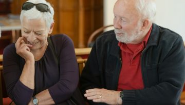 Llevamos años creyendo que las mujeres viven más por su estilo de vida. La ciencia tiene una explicación mucho más profunda