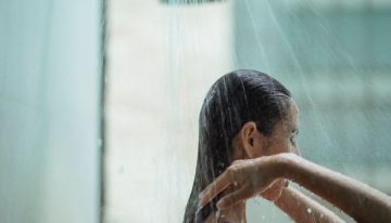 TikTok nos ha convencido de que necesitamos duchas de 50 minutos. La OMS tiene un límite mucho más estricto