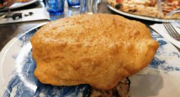 La pizza frita parece una guarrada procedente de EEUU. En realidad se «inventó» para salvar Nápoles tras la Segunda Guerra Mundial