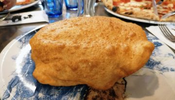 La pizza frita parece una guarrada procedente de EEUU. En realidad se «inventó» para salvar Nápoles tras la Segunda Guerra Mundial