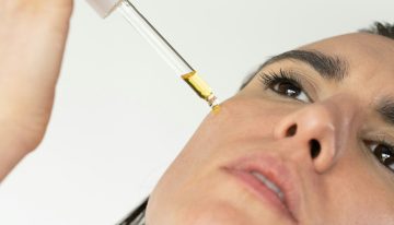 El sérum de vitamina C no sustituye a tu protector solar, pero la ciencia advierte: usar ambos es el verdadero «escudo total»