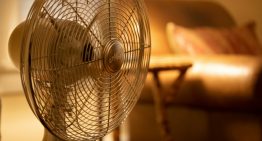 Qué dice la ciencia sobre el «truco» de los dos ventiladores cruzados para enfriar la casa: funciona, pero con límites