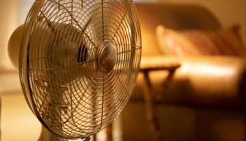 Qué dice la ciencia sobre el «truco» de los dos ventiladores cruzados para enfriar la casa: funciona, pero con límites