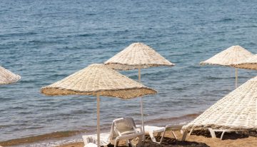 Llevamos toda la vida confiando en la sombrilla de la playa: un estudio demuestra por qué es una trampa