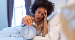 Duermes ocho horas y te levantas completamente agotado: qué le pasa a tu cuerpo durante el verano por culpa del calor