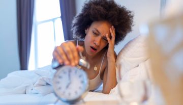 Duermes ocho horas y te levantas completamente agotado: qué le pasa a tu cuerpo durante el verano por culpa del calor