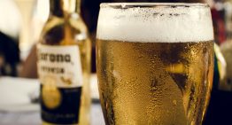 Llevamos toda la vida bebiendo cerveza en la playa para refrescarnos. La ciencia avisa del gran peligro para nuestro cuerpo