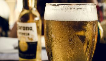 Llevamos toda la vida bebiendo cerveza en la playa para refrescarnos. La ciencia avisa del gran peligro para nuestro cuerpo