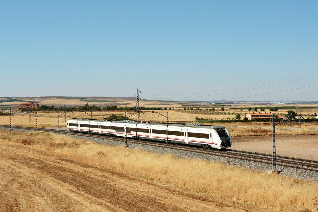 Si Renfe pierde viajeros en media distancia es por un motivo simple: "El ciudadano quiere un tren que pase a su hora y no se averíe" 