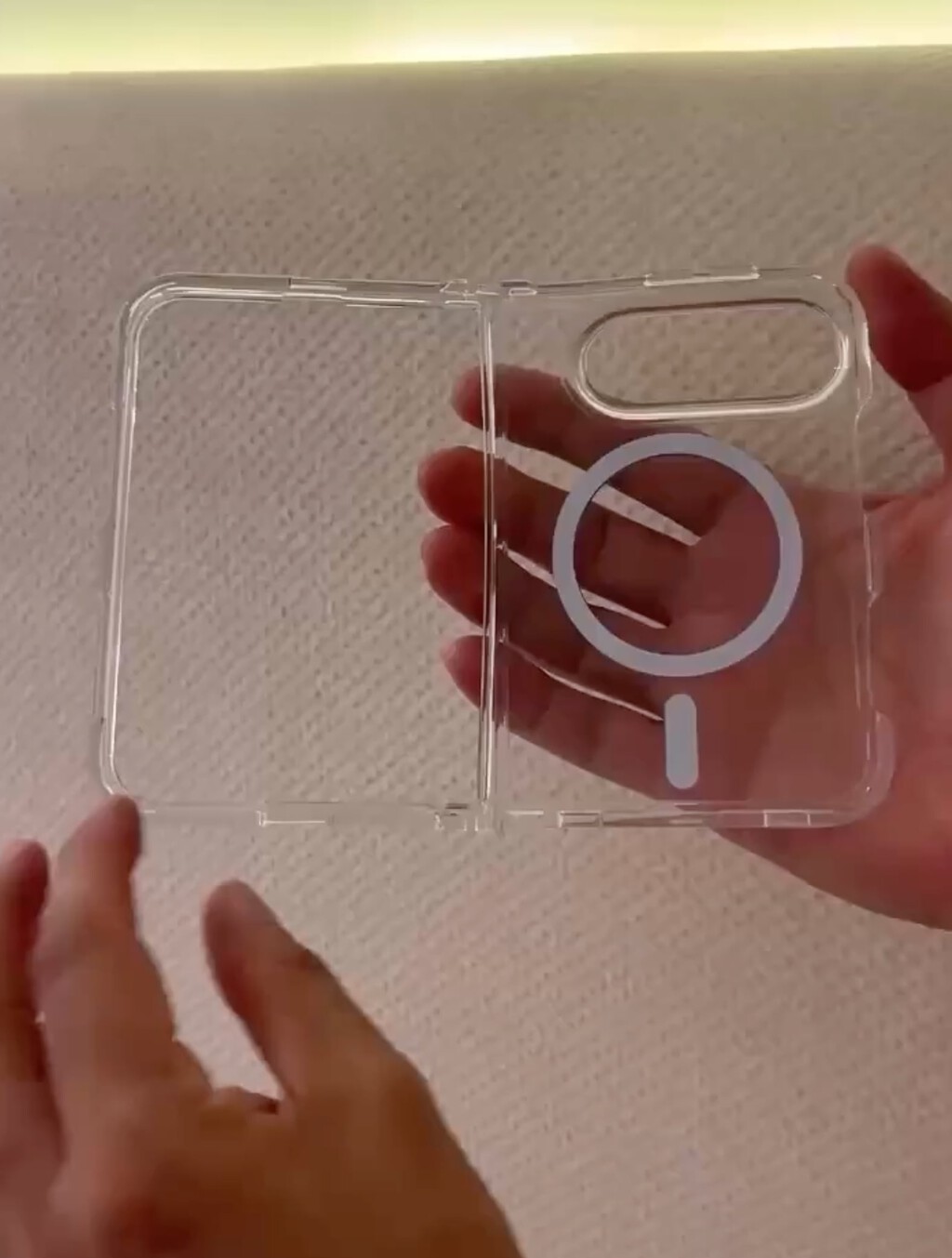 El iPhone plegable toma forma. Aparece un vídeo de su primera funda transparente abriéndose y cerrándose 