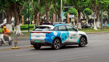 «Increíblemente cruel»: así definen los taxistas de Shenzhen la nueva ley que da luz verde a más robotaxis en la ciudad