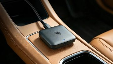 Permite conectar dos móviles a Android Auto sin cables: así es el nuevo adaptador inalámbrico de Motorola con sello de Google