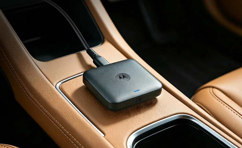 Permite conectar dos móviles a Android Auto sin cables: así es el nuevo adaptador inalámbrico de Motorola con sello de Google 