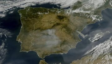El humo de los incendios del centro peninsular está cruzando media España: los satélites ya lo ven sobre Andalucía y Extremadura