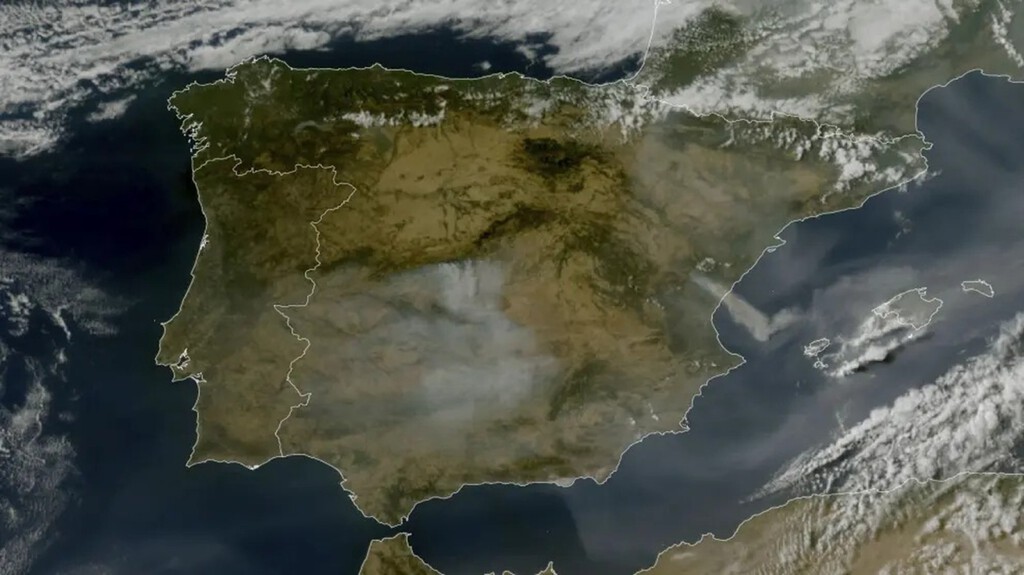 El humo de los incendios del centro peninsular está cruzando media España: los satélites ya lo ven sobre Andalucía y Extremadura 