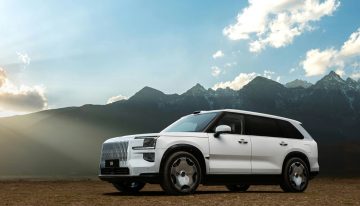 Un conductor chino se compró un espectacular SUV eléctrico para viajar a Europa. Todo era perfecto hasta que llegó a la frontera