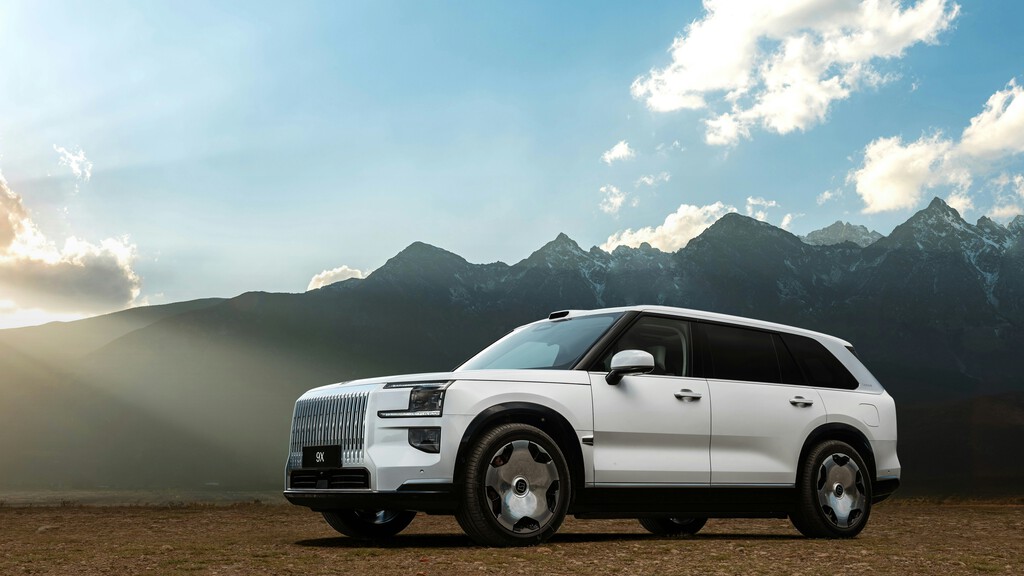 Un conductor chino se compró un espectacular SUV eléctrico para viajar a Europa. Todo era perfecto hasta que llegó a la frontera 