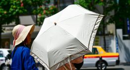 Usar paraguas contra el sol es la última moda en España. La ciencia tiene claro hasta qué punto nos protege realmente