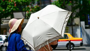 Usar paraguas contra el sol es la última moda en España. La ciencia tiene claro hasta qué punto nos protege realmente