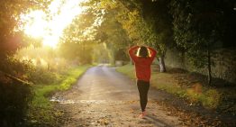 Si estás saturado, sal a dar un paseo: la ciencia confirma que el movimiento enciende literalmente tu creatividad
