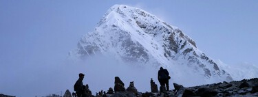 En 1852, unos topógrafos concluyeron que el Everest medía justo 29.000 pies. Les pareció tan poco creíble que le añadieron dos pies