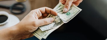 Donar dinero en efectivo a los hijos está exento de IRPF para los padres. No sale gratis para los hijos
