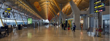 Barajas y El Prat se han convertido en la puerta de millones de turistas a España. Ahora Aena busca la forma de evitar su colapso