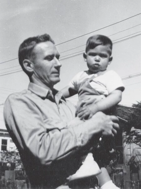 Steve Jobs, de dos años de edad, junto a su padre adoptivo Paul Jobs