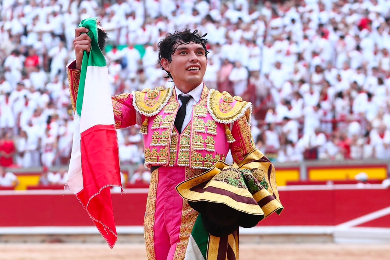 Isaac Fonseca pasea una oreja del sexto toro de la tarde.