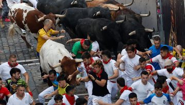 Tercer encierro de San Fermín 2026, en directo | Los toros de Victoriano de Río completan un tercer encierro rápido y con muchas caídas