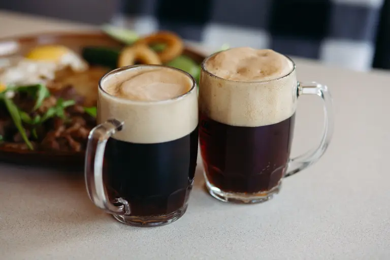 Por qué el fernet con cola se convirtió en el trago inseparable del futbol argentino