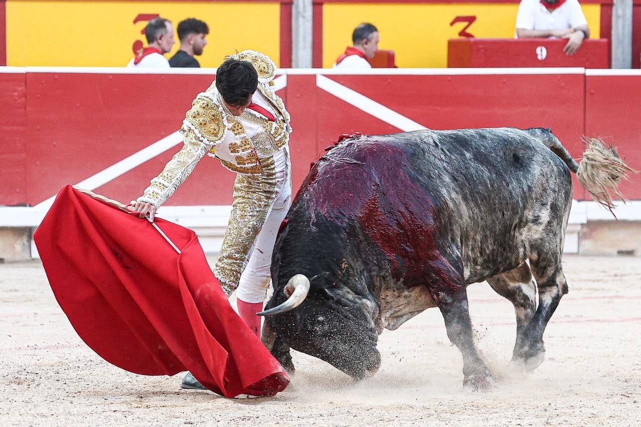 Manuel Diosleguarde, en un muletazo con la mano derecha al sexto de la tarde.