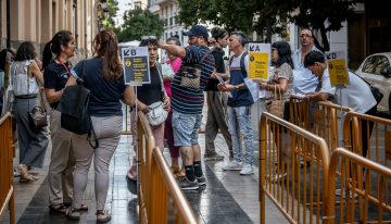 La regularización de inmigrantes registra casi 1,2 millones de solicitudes