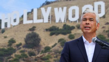 California, Nueva York y otros 10 Estados demócratas contraatacan en una demanda para frenar la fusión Warner-Paramount