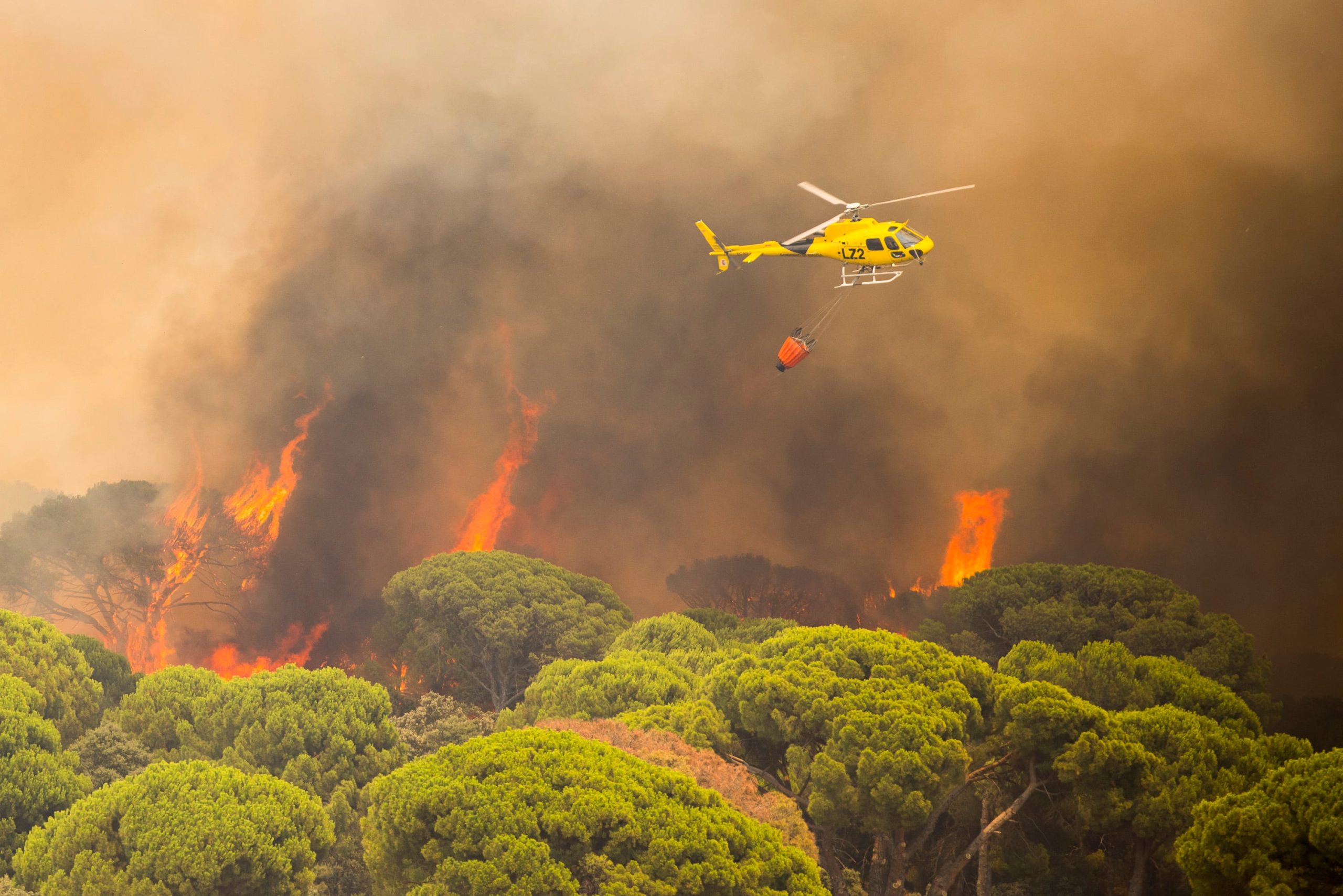Medios aéreos trabajan en la extinción del incendio declarado en la Sierra Oeste de Madrid, el domingo en Villa del Prado. 