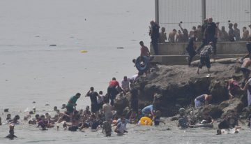 Máxima alerta en Ceuta tras el cruce descontrolado de miles de personas desde Marruecos que deja al menos dieciocho muertos