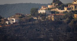 El fuego de Les Gavarres alcanza casas de una urbanización de Calonge, en la Costa Brava