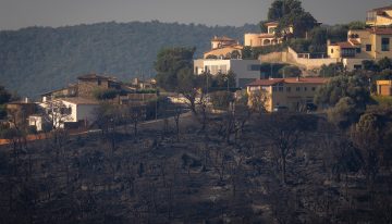 El fuego de Les Gavarres alcanza casas de una urbanización de Calonge, en la Costa Brava