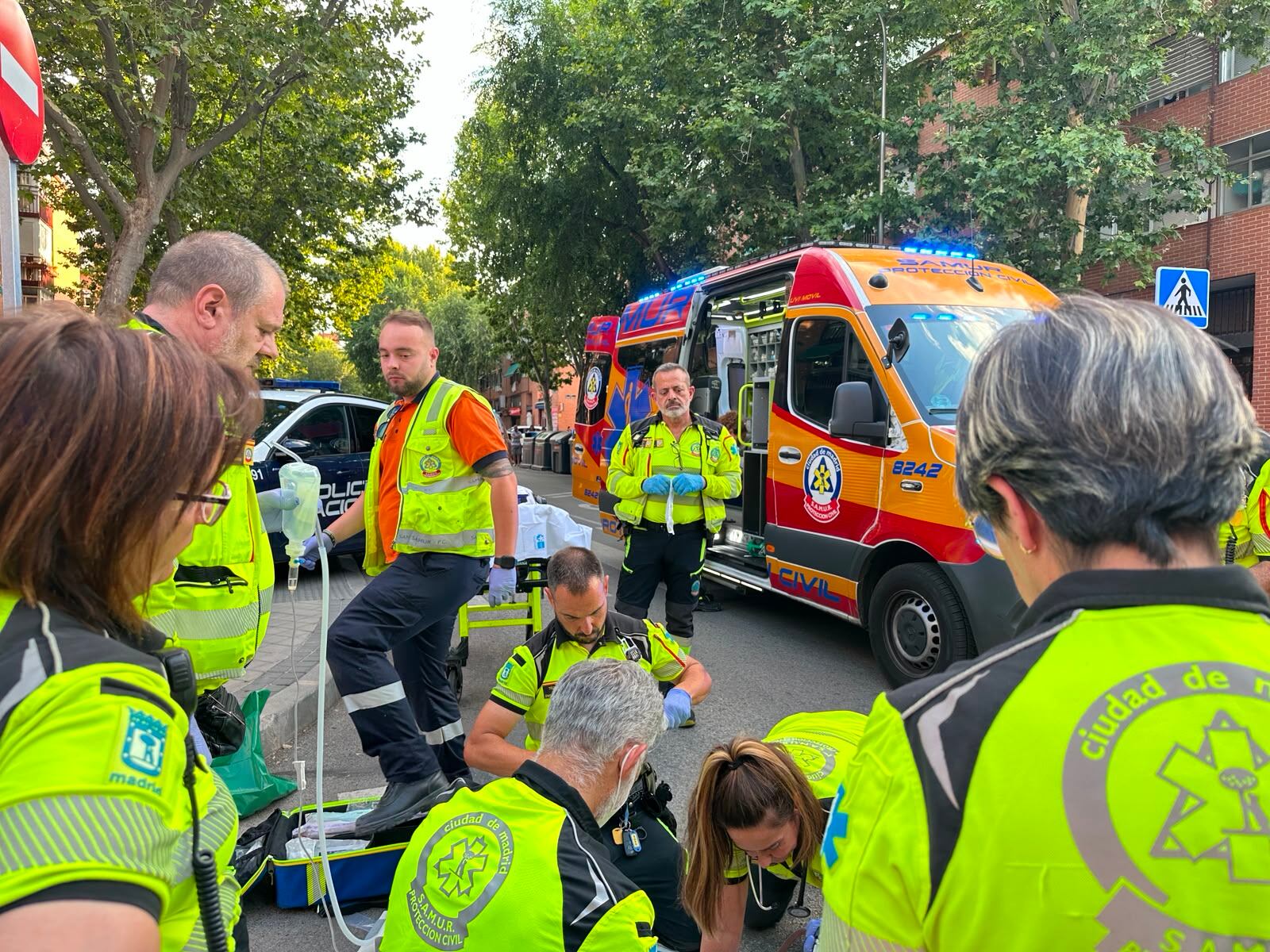 Los servicios de emergencias atienden a la víctima de una puñalada en Usera.