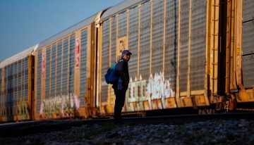 “Sudaban a chorros y jadeaban por aire”: así fue la travesía de siete inmigrantes que murieron en un tren en Texas