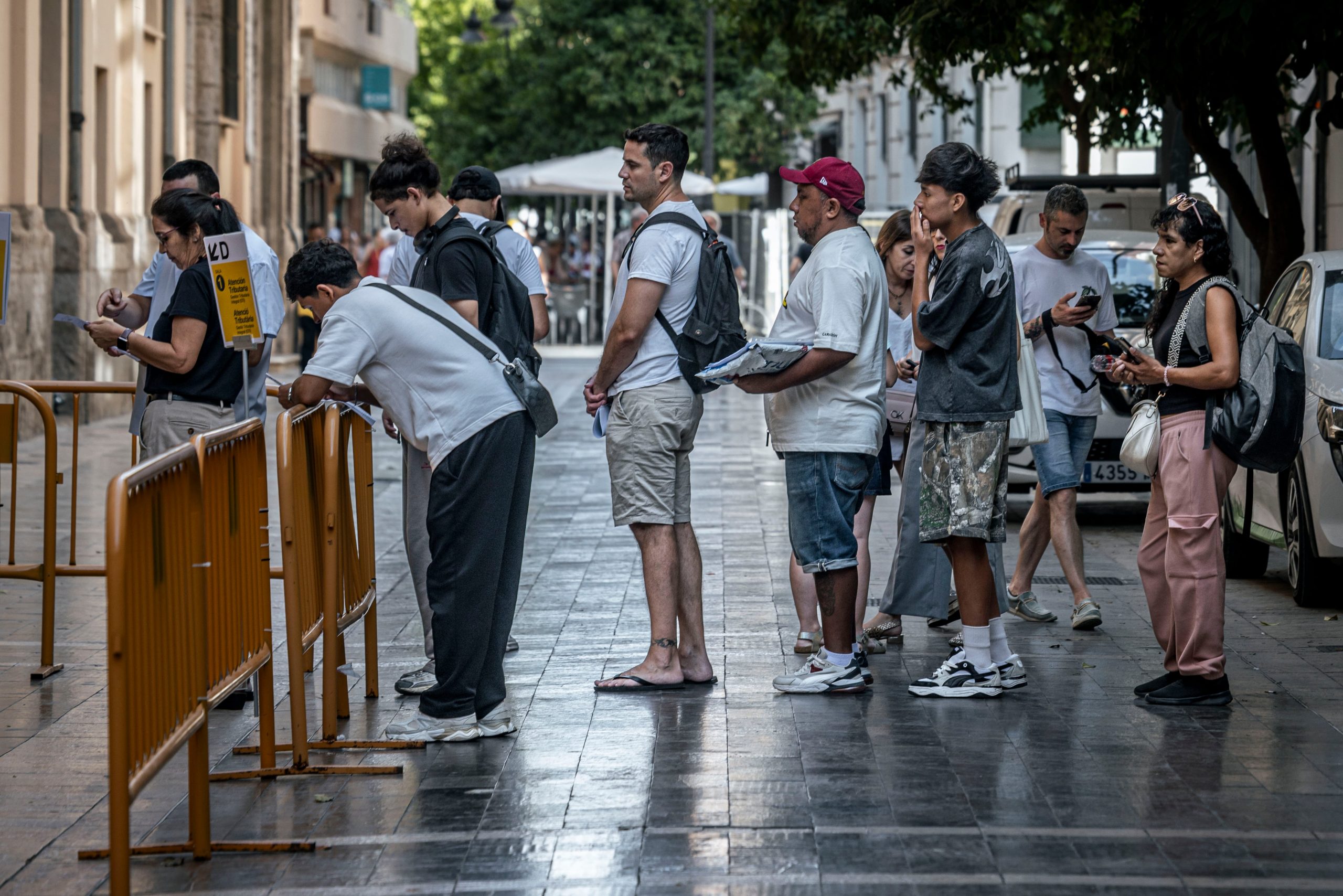 Colas en el ayuntamiento de Valencia para la regularización de inmigrantes.