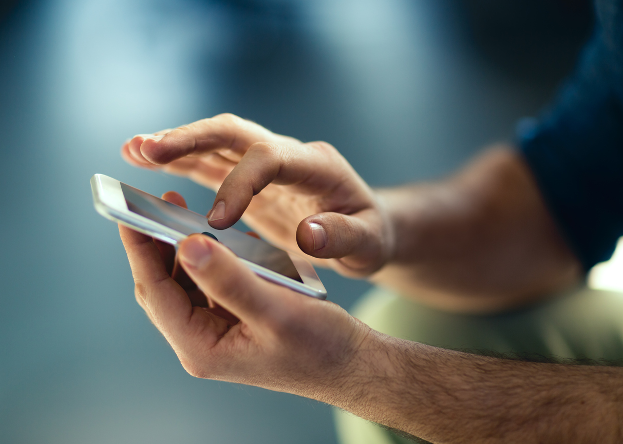 CDATA[
Aunque más de 17 millones de mexicanos poseen un teléfono con doble ranura para SIM , solo una pequeña parte de la población aprovecha esa función. A la par, una nueva tecnología comienza a desplazar a las tradicionales tarjetas plásticas: la eSIM . La adopción de esta tecnología crece entre fabricantes y operadores porque elimina la necesidad de cambiar chips físicos y facilita activar varias líneas desde el mismo dispositivo, una tendencia que poco a poco está cambiando la conectividad móvil.
¿Qué es un doble SIM físico?
![